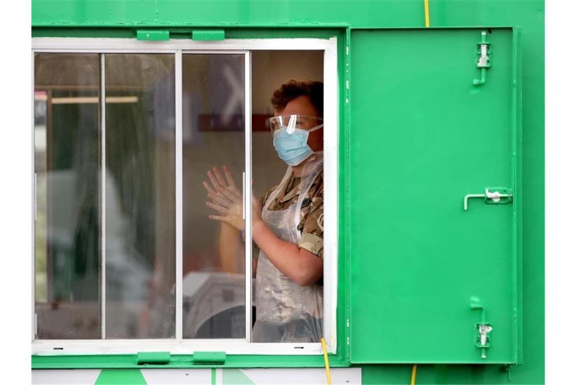 Ein britischer Soldat steht in einem Sars-CoV-2-Testzentrum in Glasgow. Foto: Andrew Milligan/PA Wire/dpa