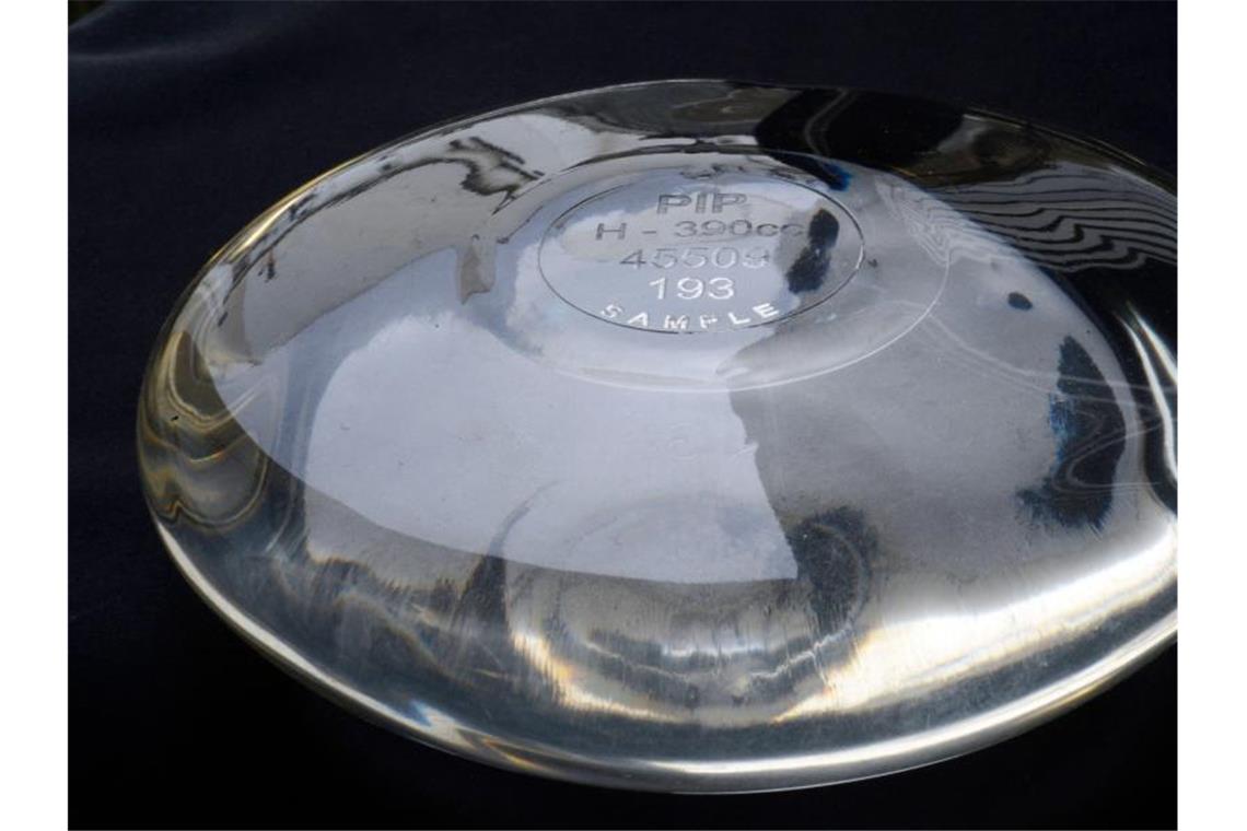 Brustimplantate-Skandal: TÜV zu Schadenersatz verurteilt Ein Brustimplantat des Implantatherstellers Poly Implant Prothese (PIP). Foto: Gerard Julien/AFP/dpa