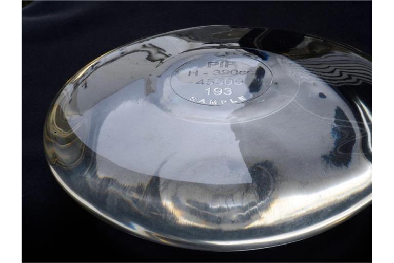 Ein Brustimplantat des Implantatherstellers Poly Implant Prothese (PIP). Foto: Gerard Julien/AFP/dpa