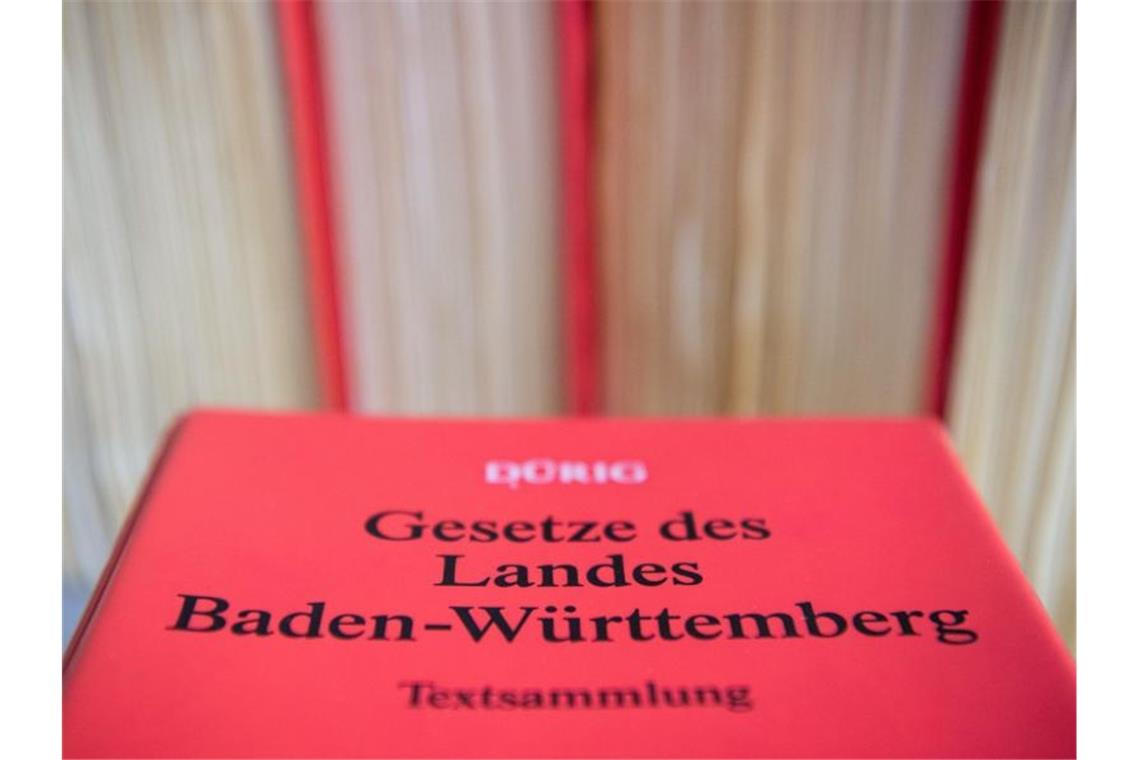 Ein Buch mit der Aufschrift "Gesetze des Landes Baden-Württemberg" liegt auf einem Tisch. Foto: Tom Weller/dpa