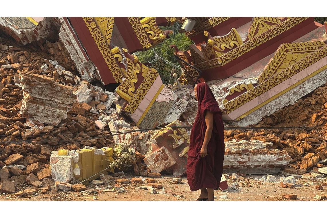 Bilder des Tages Ein buddhistischer Mönch geht in der Nähe einer eingestürzten Pagode nach einem Erdbeben in Mandalay.