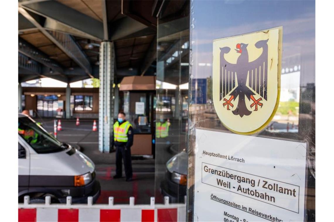 Ein Bundespolizist kontrolliert am Grenzübergang Weil am Rhein einen Autofahrer. Foto: Philipp von Ditfurth/dpa/Archivbild