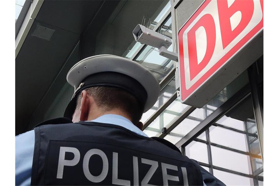 Ein Bundespolizist steht im Berliner Bahnhof Südkreuz unter einer Kamera für die Gesichtserkennung. Foto: Wolfgang Kumm