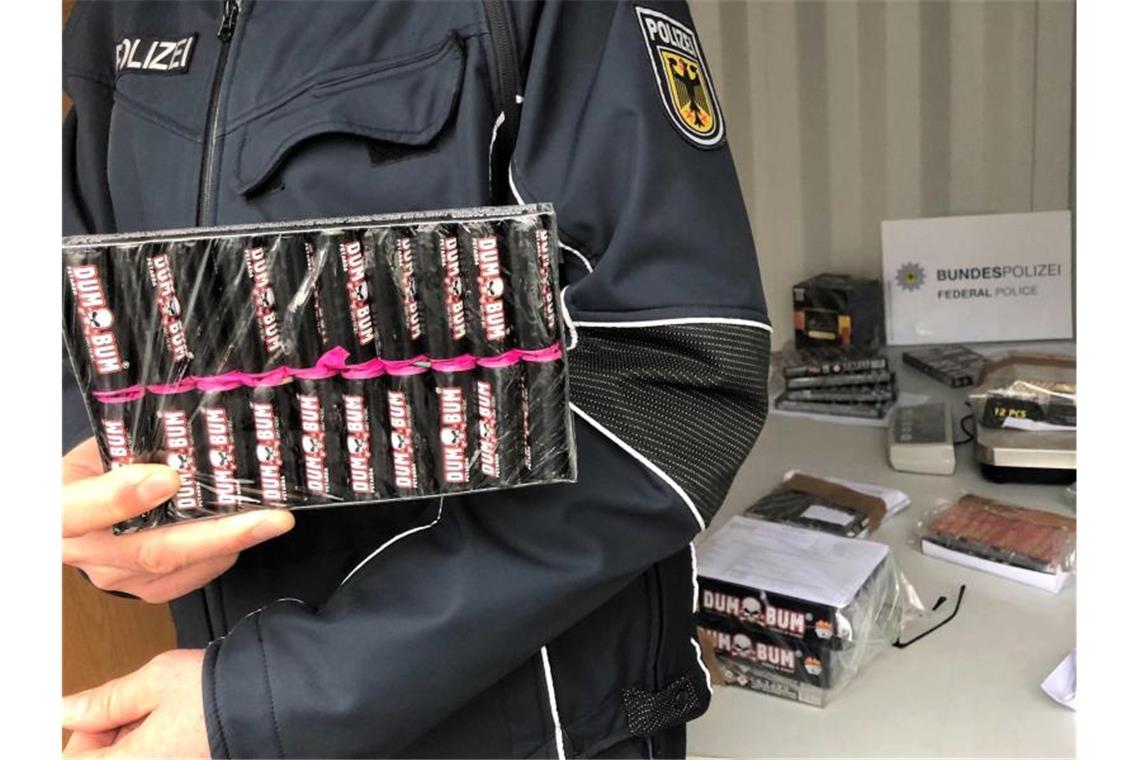 Illegale Böller aus Tschechien nach Verkaufsverbot gefragt Ein Bundespolizist zeigt beschlagnahmte Böller. Foto: Gregor Bauernfeind/dpa