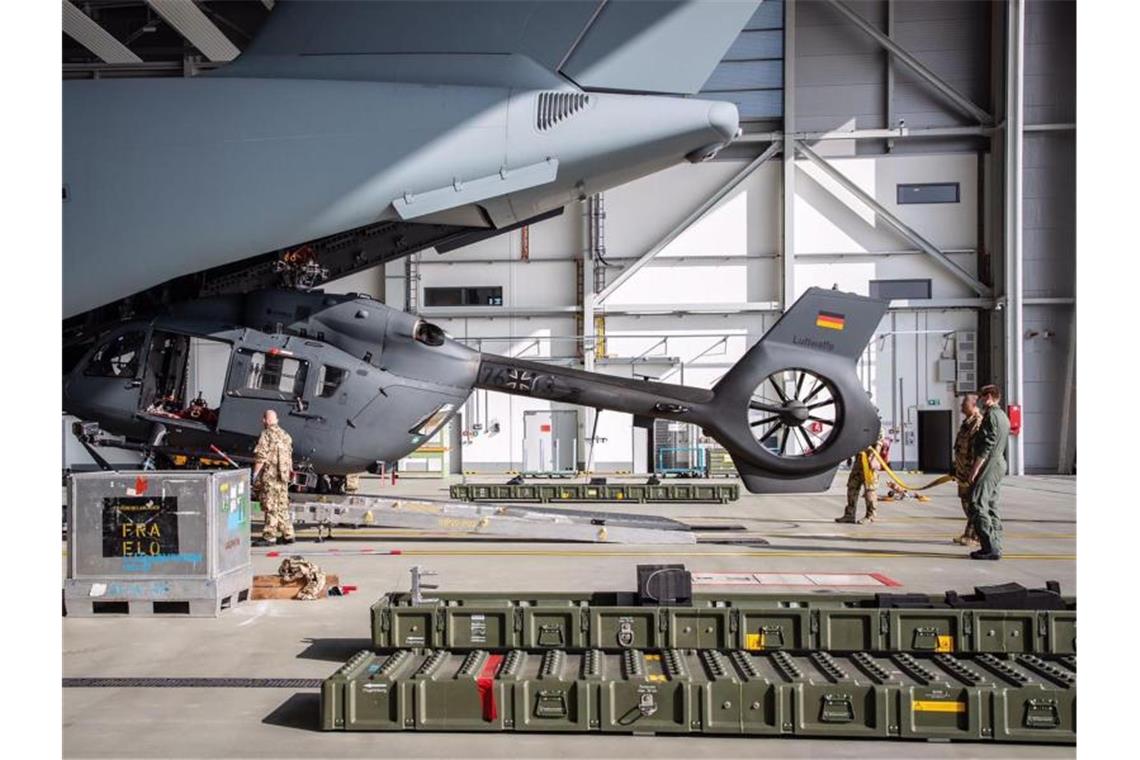 Weiterer Bundeswehr-Flieger evakuiert 205 Menschen aus Kabul Ein Bundeswehr-Hubschrauber vom Typ H-145M wird in ein Transportflugzeug A400M verladen. Die von der Bundeswehr nach Kabul verlegten Hubschrauber sollen für die Rettung einzelner Deutscher oder auch Ortskräfte eingesetzt werden. Foto: -/Bundeswehr/dpa