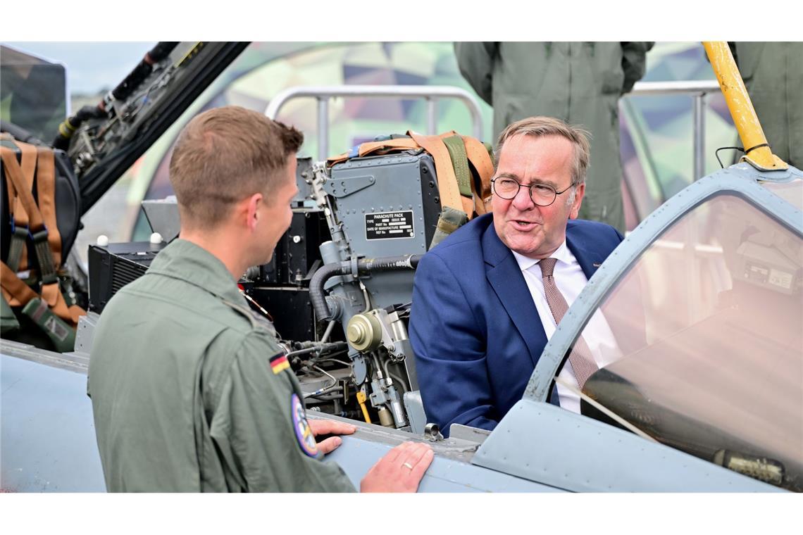 Ein Bundeswehr-Soldat zeigt dem Minister auf der ILA einen Tornado-Simulator.
