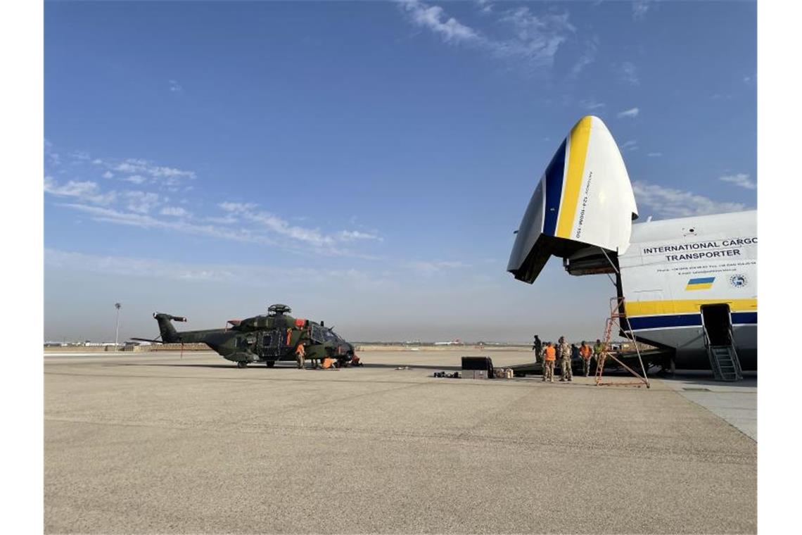 Ein Bundeswehrhubschrauber wird in Masar-i Scharif in eine Antonov-Transportmaschine geladen. Foto: Nikolas Gesatzky/Bundeswehr/dpa