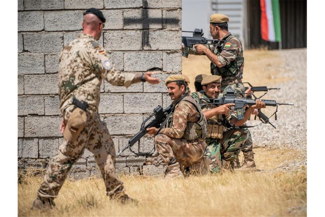 Ein Bundeswehrsoldat begeleitet die Ausbildung kurdischer Peschmerga in Erbil. Foto: Michael Kappeler/dpa