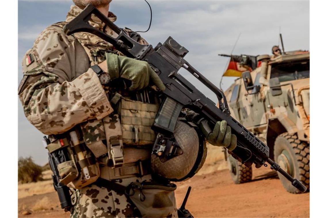 Ein Bundeswehrsoldat mit einem Sturmgewehr vom Typ G36 (Archiv). Das neue Sturmgewehr der Bundeswehr soll nicht von Heckler & Koch kommen, sondern von C.G. Haenel aus Thüringen. Foto: Michael Kappeler/dpa