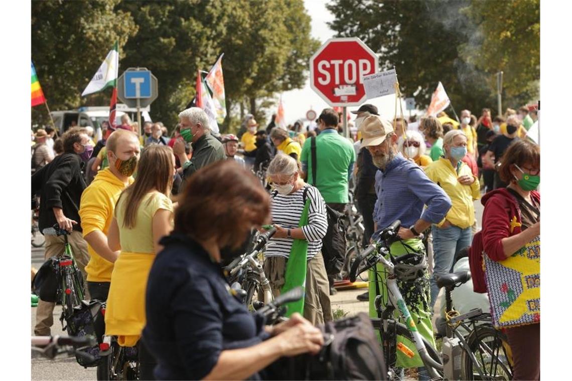 Demo und Besetzung in Garzweiler Ein bundesweites Bündnis von Umweltverbänden und Klimagruppen protestiert „gegen die Zerstörung der gefährdeten Dörfer und für Klimagerechtigkeit“. Foto: David Young/dpa