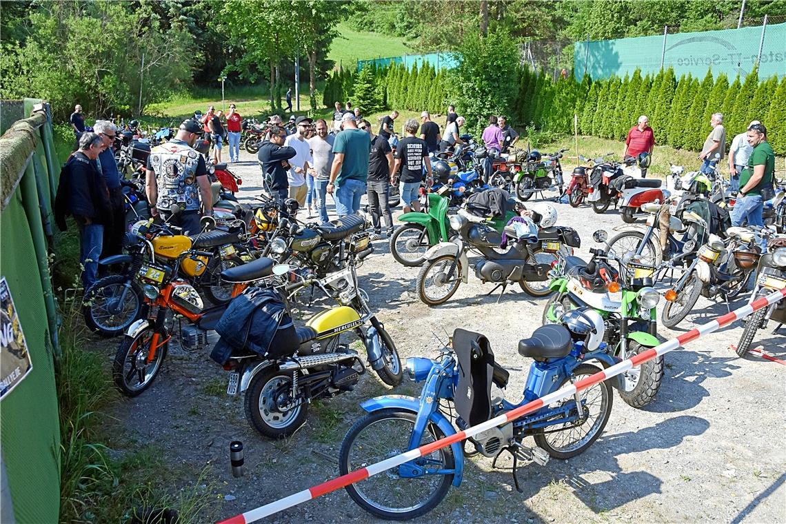 Ein buntes Teilnehmerfeld, nicht nur was die Fahrer angeht. Auch die Mopeds repräsentieren viele Jahrzehnte Zweiradgeschichte.