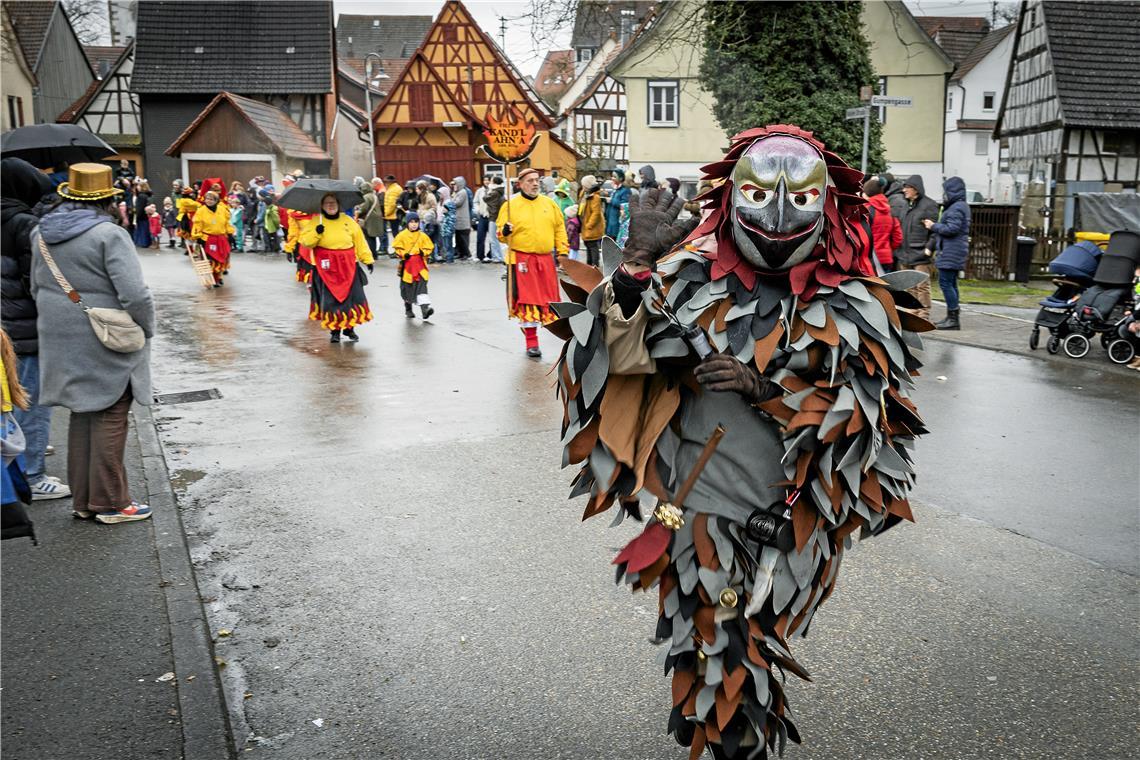 Ein Burgstettener Spatz in Sulzbach. Dahinter laufen die Kandl Ahn'a aus Reutlin...
