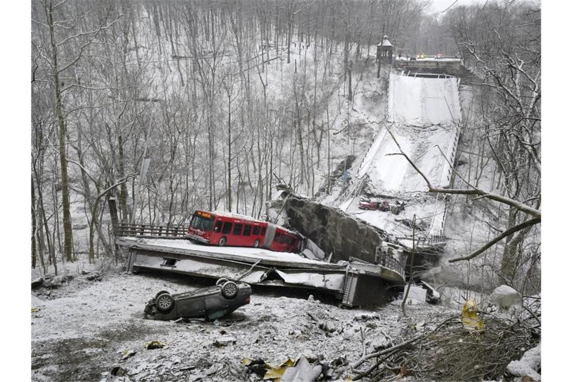 Ein Bus der Hafenbehörde auf der zusammengebrochenen Brücke in Pittsburgh. Foto: Gene J. Puskar/AP/dpa