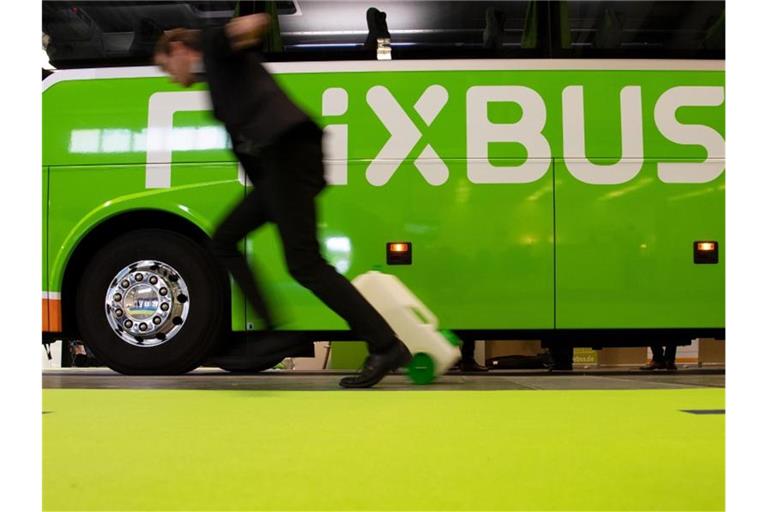 Ein Bus des Unternehmens Flixbus steht auf der Messe Bus2Bus. Ein Jahr nach dem Markteintritt in Amerika zieht Flixbus eine positive Bilanz und baut sein Streckennetz aus. Foto: Ralf Hirschberger