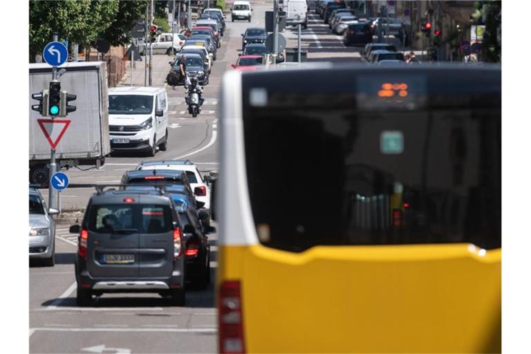 Ein Bus fährt in der Stuttgarter Innenstadt. Foto: Marijan Murat/dpa/Symbolbild