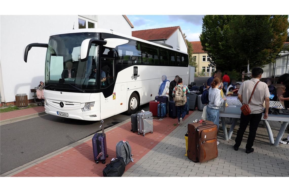 Flug mit über 40 Afghanen in Deutschland gelandet Ein Bus hat Menschen aus Afghanistan, die zuvor mit einem Flugzeug am Flughafen Hannover gelandet sind, in das Grenzdurchgangslager Friedland gefahren.