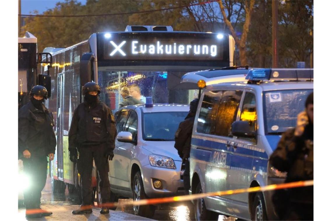 Ein Bus mit der Aufschrift „Evakuierung“ wird von Polizei eskortiert . Bei Schüssen in Halle sind zwei Menschen getötet worden. Foto: Sebastian Willnow/dpa-Zentralbild/dpa
