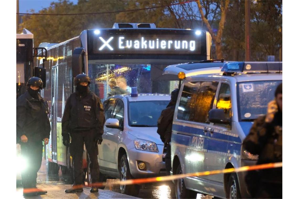 Rechtsextremist wollte Massaker in Halle anrichten Ein Bus mit der Aufschrift „Evakuierung“ wird von Polizei eskortiert . Bei Schüssen in Halle sind zwei Menschen getötet worden. Foto: Sebastian Willnow/dpa-Zentralbild/dpa