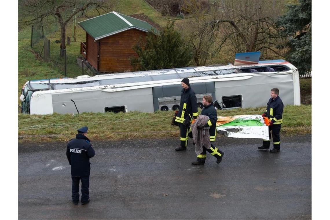 Zwei Kinder sterben bei schwerem Schulbusunfall in Thüringen Ein Bus mit mehr als 20 Grundschülern verunglückte auf glatter Straße. Foto: Swen Pförtner/dpa