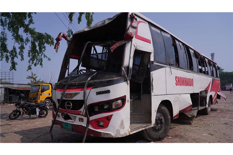 Ein Bus mit mehr als 40 Fahrgästen ist ins Wasser gestürzt.