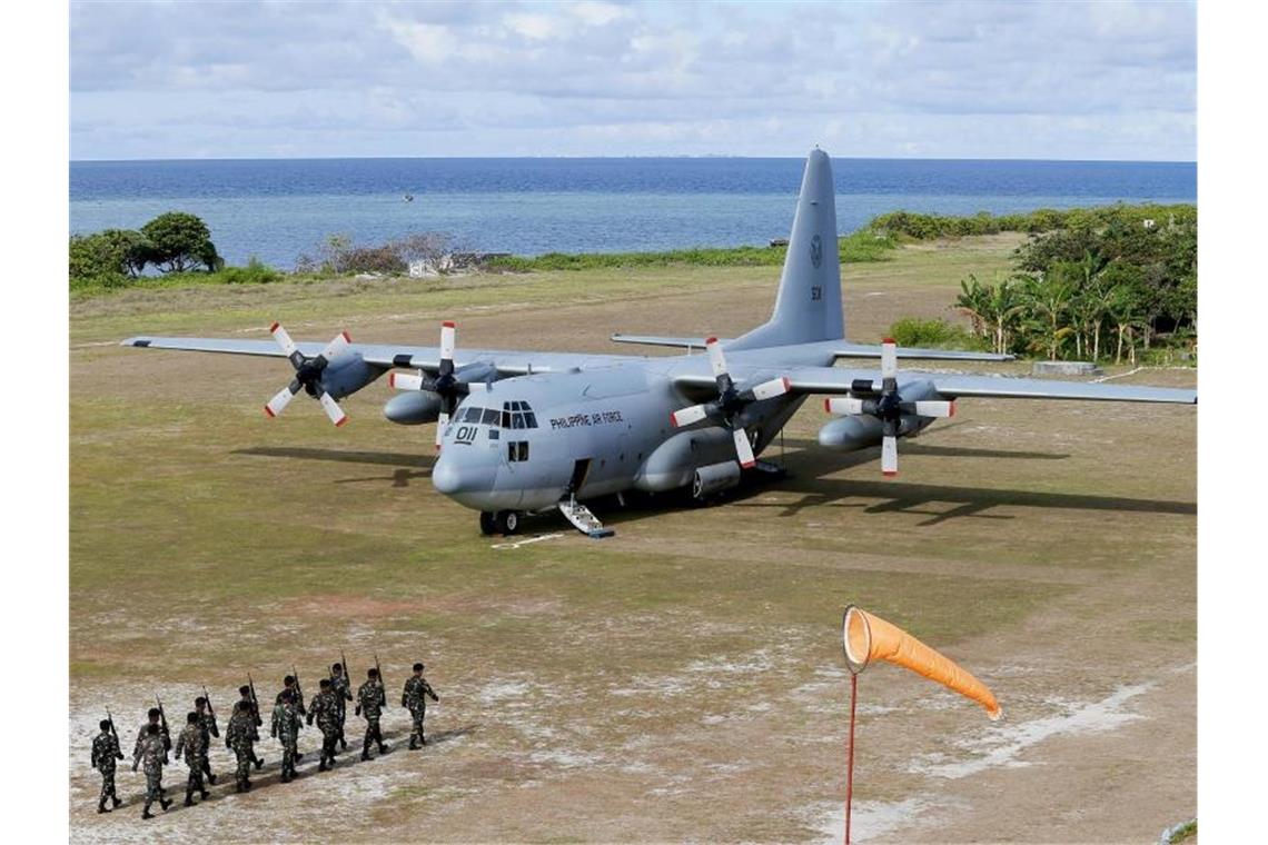 Philippinisches Militärflugzeug mit 96 Insassen abgestürzt Ein C-130-Transportflugzeug der philippinischen Luftwaffe. Beim Absturz eines Militärflugzeugs diesen Typs auf der philippinischen Insel Jolo sind zahlreiche Insassen ums Leben gekommen. (Archivbild). Foto: Bullit Marquez/AP/dpa