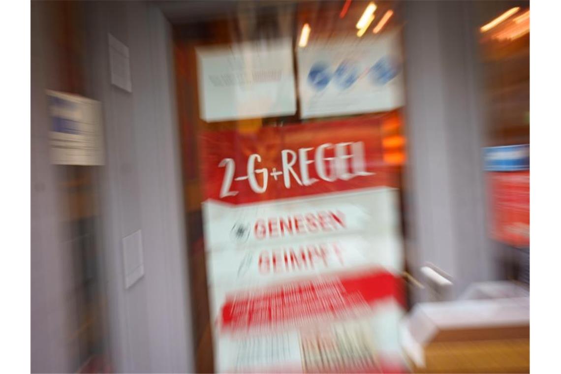 Verschärfte Corona-Regeln: Was gilt in den Bundesländern? Ein Café macht in der Mainzer Innenstadt am Eingang auf die 2G-Regel aufmerksam. Foto: Frank Rumpenhorst/dpa