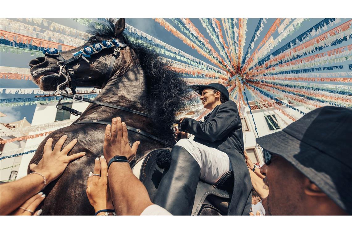 Bilder des Tages Ein "Caixer" zäumt sein Pferd inmitten einer jubelnden Menge während des traditionellen "Jaleo" bei dem Sant Bartomeu Fest in Spanien.