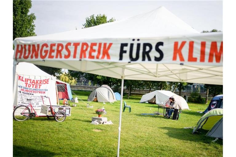 Ein Camp von Hungerstreikenden ist im Regierungsviertel aufgebaut. Foto: Kay Nietfeld/dpa