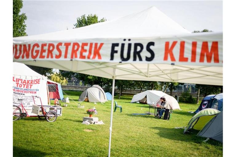 Ein Camp von Hungerstreikenden ist im Regierungsviertel in Berlin aufgebaut. Foto: Kay Nietfeld/dpa