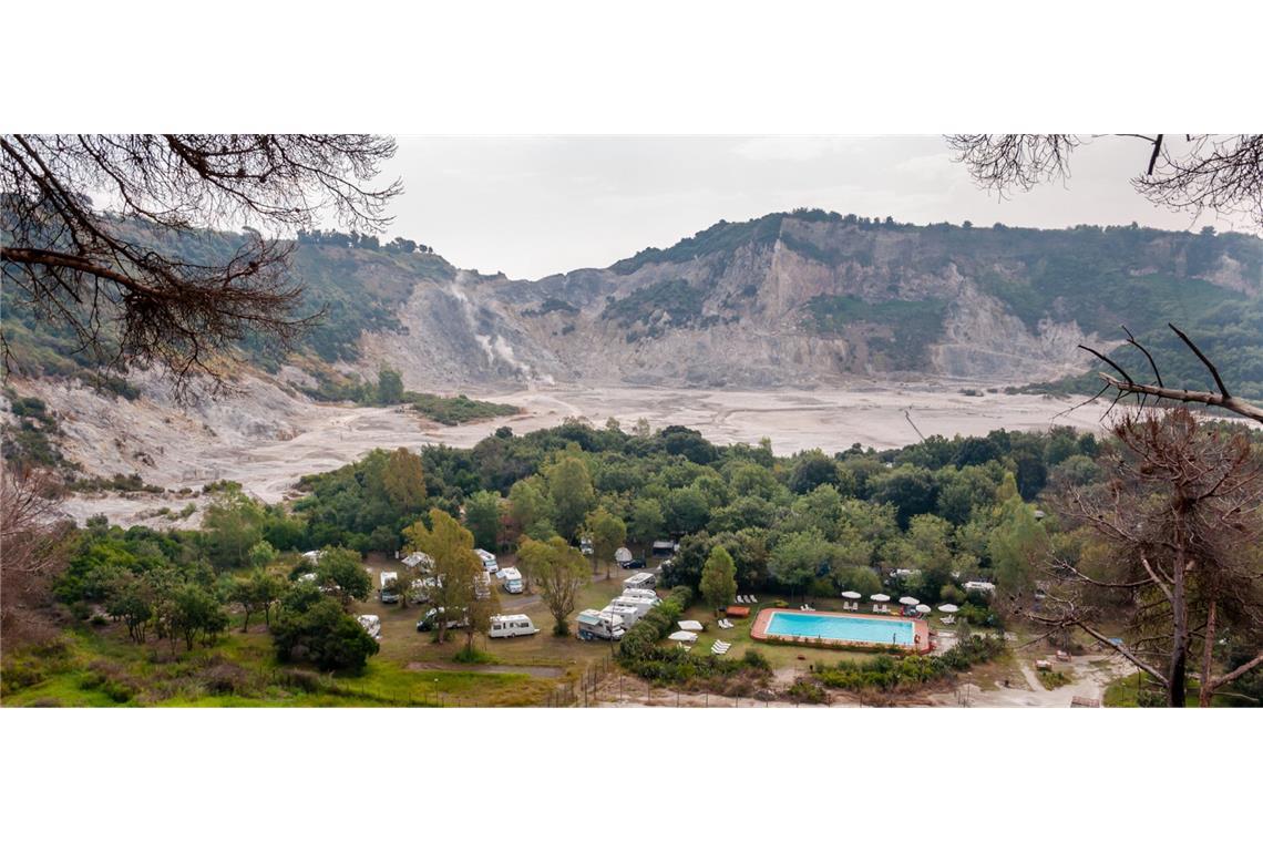 Was Italien-Urlauber jetzt wissen müssen Ein Campingplatz in direkter Nähe zu den Phlegräischen Feldern bei Neapel: Das Vulkanfeld Solfatara in der Kleinstadt Pozzuoli im Westen der italienischen Millionenmetropole Neapel gehört zum Gebiet über Europas Supervulkan.