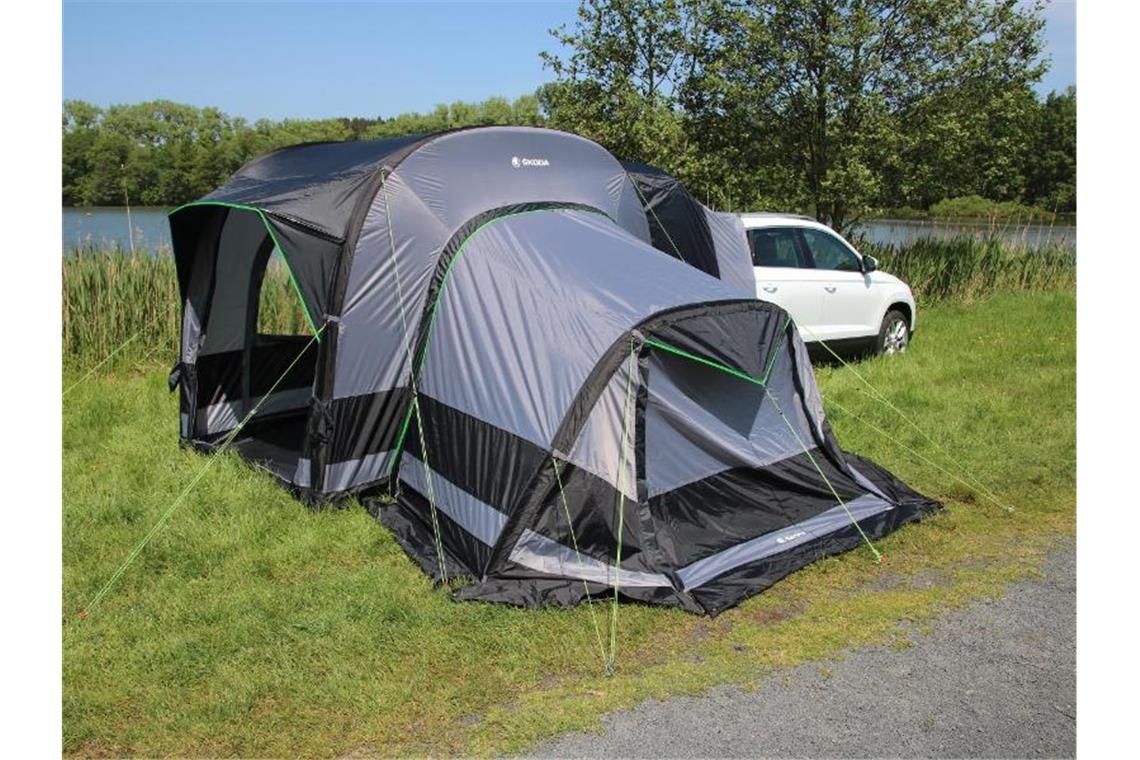 Zeltnagel trifft Erdkabel: Camper erleiden Stromschlag Ein Campingzelt steht neben einem Auto. Foto: Skoda Auto Deutschland GmbH/Skoda Auto Deutschland GmbH/obs/Symbolbild
