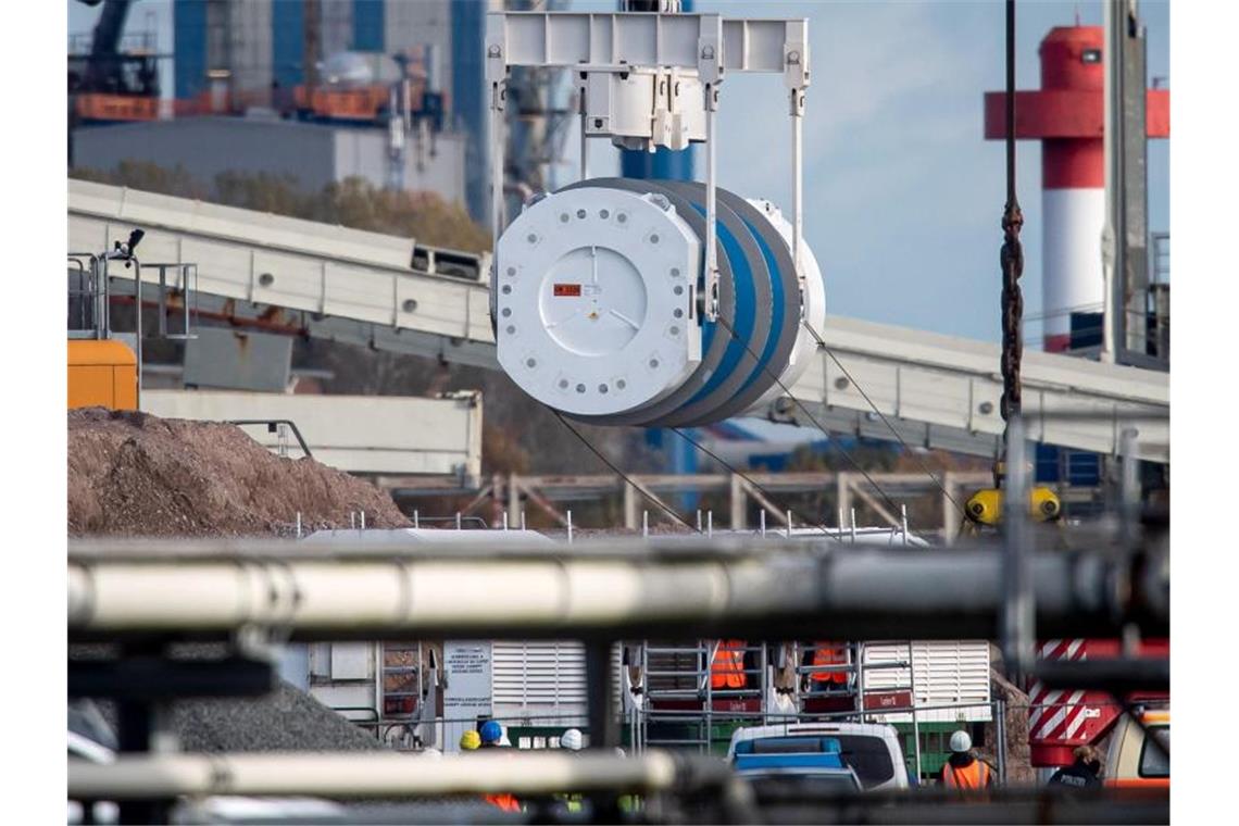 Castor-Transport ist Richtung Biblis abgefahren Ein Castor-Behälter aus der britischen Wiederaufbereitungsanlage Sellafield wird in Nordenham in den Zug geladen. Foto: Sina Schuldt/dpa