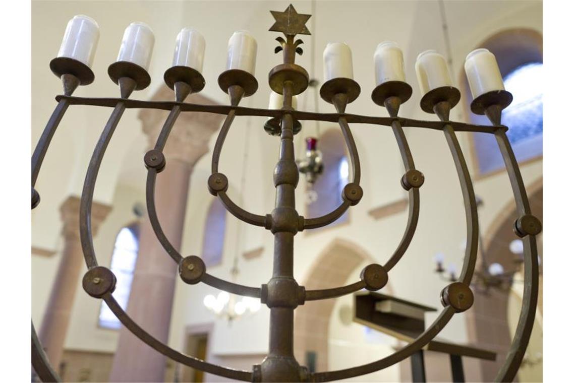 Ein Chanukkaleuchter in der Synagoge in Worms. Foto: Uwe Anspach/dpa