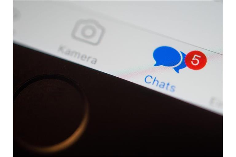 Ein Chatsymbol ist auf einem Smartphone zu sehen. Foto: picture alliance / Lino Mirgeler/dpa