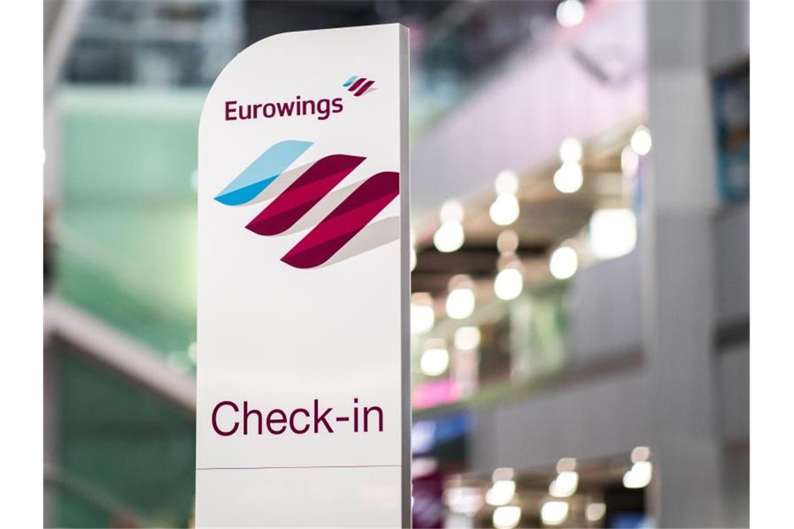 Ein Check-In-Schalter der Fluggesellschaft Eurowings. Foto: Marcel Kusch/dpa/Archivbild