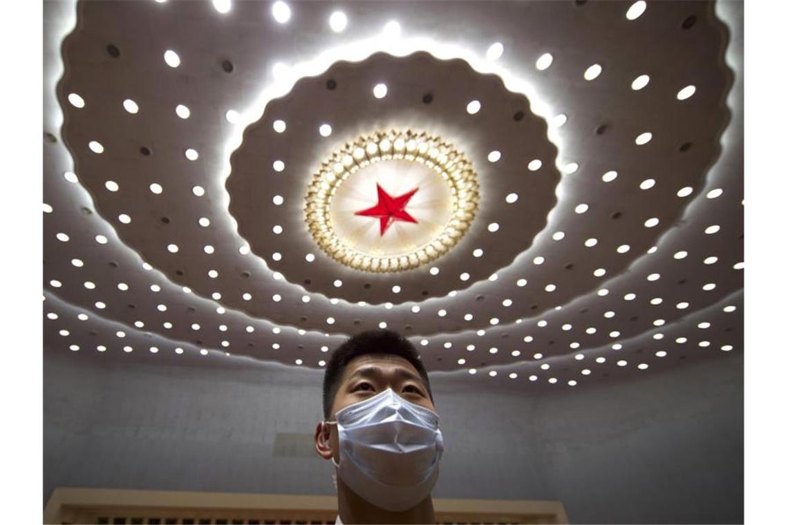 Ein chinesischer Sicherheitsbeamter in der Großen Halle des Volkes. Foto: Ng Han Guan/AP POOL/dpa