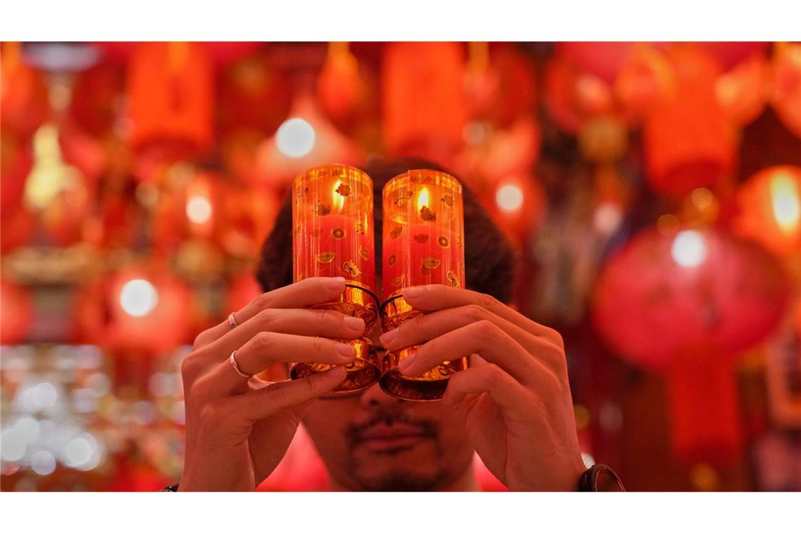 Ein chinesischer Thai betet im chinesischen Tempel Leng Nuei Yee in Bangkok vor dem chinesischen Neujahrsfest.