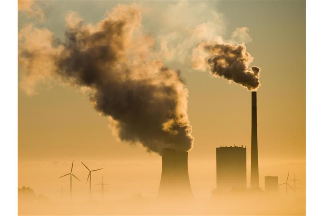 Ein CO2-Preis hat das Ziel, klimaschädliche Brennstoffe aus Öl, Erdgas und Kohle zu verteuern, um klimafreundliche Technologien zu fördern. Foto: Julian Stratenschulte