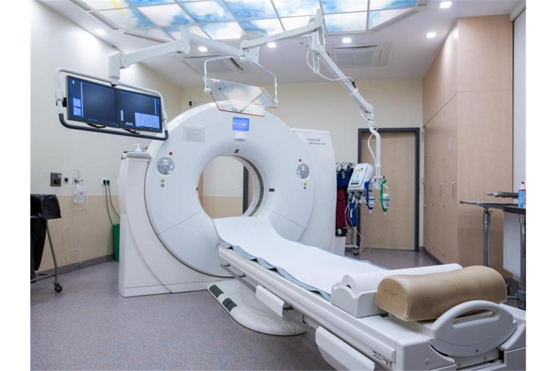 „Milchglasmuster“: Corona-Spätfolgen alarmieren Ärzte Ein Computertomograph, mit dem unter anderem die Spuren einer Covid-19-Erkrankungen in der Lunge untersucht werden können. Foto: Christophe Gateau/dpa
