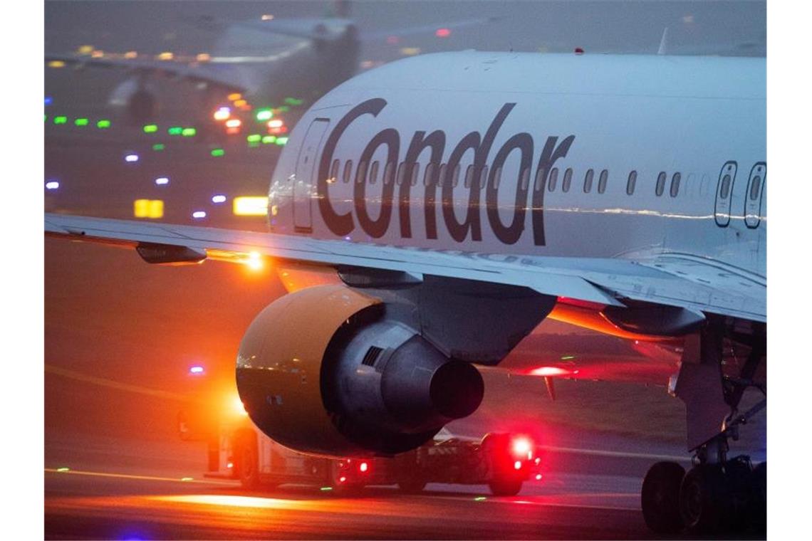 Ein Condor-Flugzeug auf dem Rollfeld des Flughafens in Frankfurt am Main. Foto: Michael Probst/AP/dpa