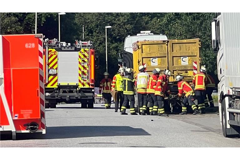 Ein Container-Lastwagen fuhr infolge des Zusammenstoßes mit einem entgegenkommenden Lkw in ein Gebäude.