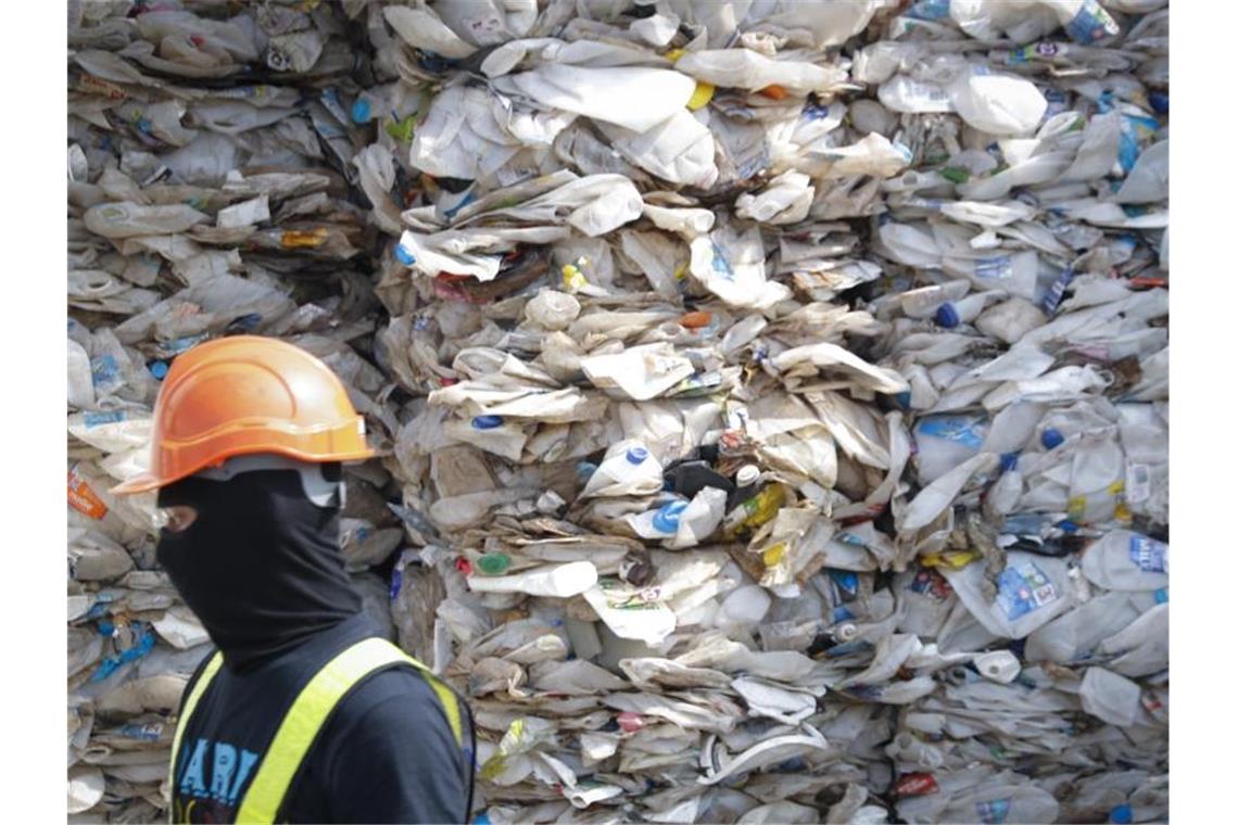 Asien will nicht zur „Müllkippe der Welt“ werden Ein Container mit Kunststoffabfällen aus Australien wird in Port Klang (Malaysia) gelagert. Foto: Vincent Thian/AP