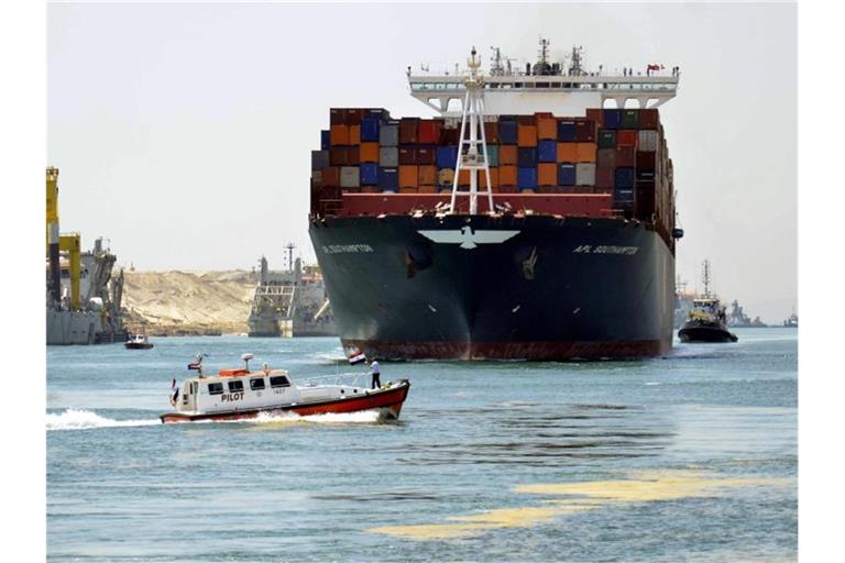 Ein Container-Schiff fährt durch den neuen Suezkanal bei Ismailia. Foto: Ahmed Shaker/epa/dpa