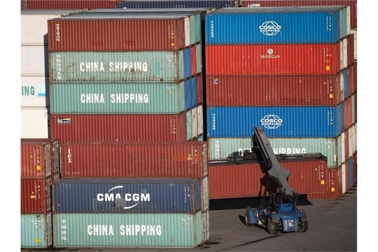 Ein Container-Stapler ist auf dem Container Terminal Tollerort (CTT) der Hamburg Hafen und Logistik AG (HHLA) unterwegs. Foto: Christian Charisius/dpa