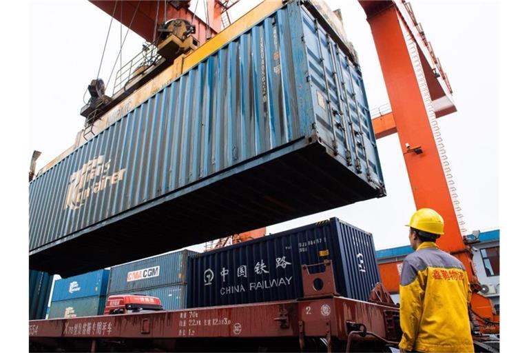 Ein Container wird am Nordbahnhof von Changsha verladen. . Foto: Chen Sihan/XinHua/dpa