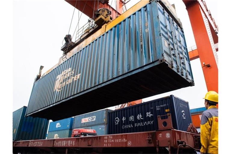 Ein Container wird am Nordbahnhof von Changsha verladen. Foto: Chen Sihan/XinHua/dpa