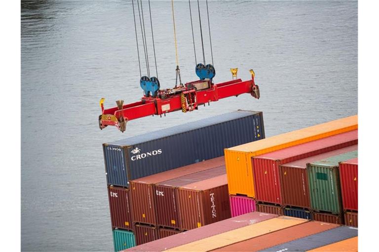 Ein Container wird im Hamburger Hafen auf ein Schiff geladen. Während die Exporte in EU-Staaten zu Jahresbeginn sanken, legten sie nach China deutlich zu. Foto: Daniel Reinhardt/dpa