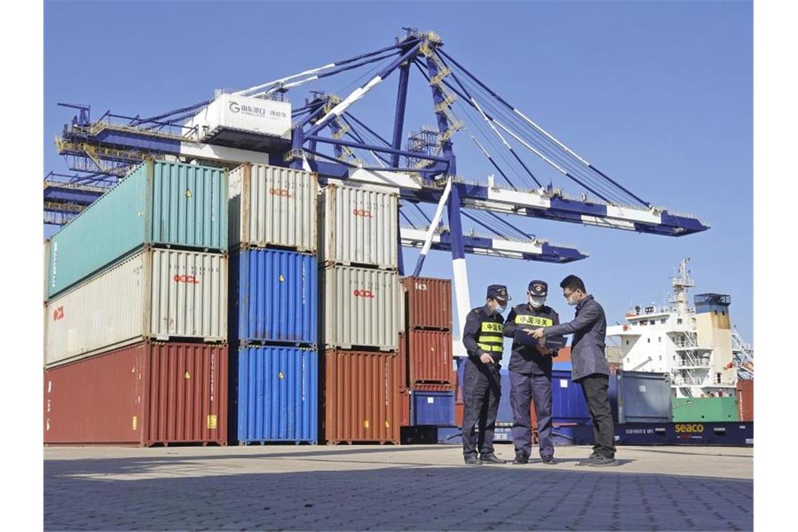 Ein Containerhafen in der ostchinesischen Provinz Shandong. Foto: Uncredited/CHINATOPIX/dpa