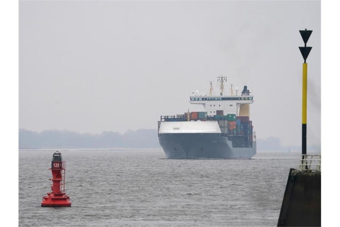 Ein Containerschiff auf dem Weg in den Hamburger Hafen. Foto: Marcus Brandt/dpa