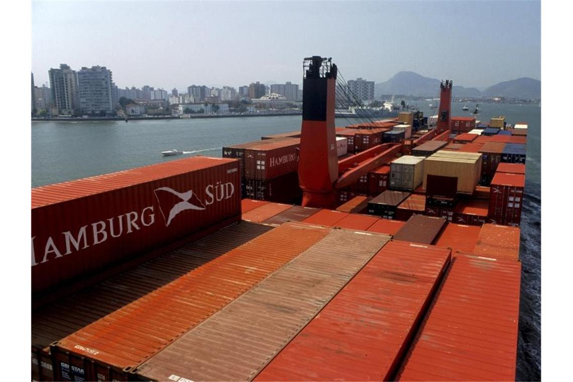 EU und Mercosur bauen größte Freihandelszone der Welt Ein Containerschiff der Hamburg Süd vor der Küste von Santos in Brasilien. Foto: Werner Rudhart/Archiv